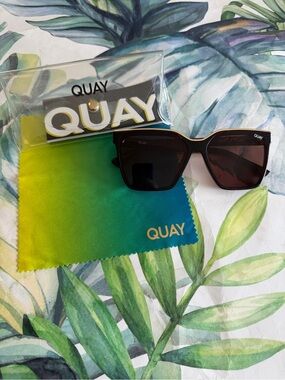Quay Level Up- Tortoise shell Case and cleaning cloth included.